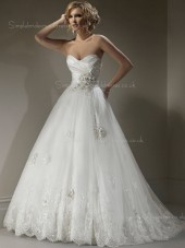 Princess Sleeveless Sweep Applique / Lace / Beading Ivory Organza Sweetheart Wedding Dress
